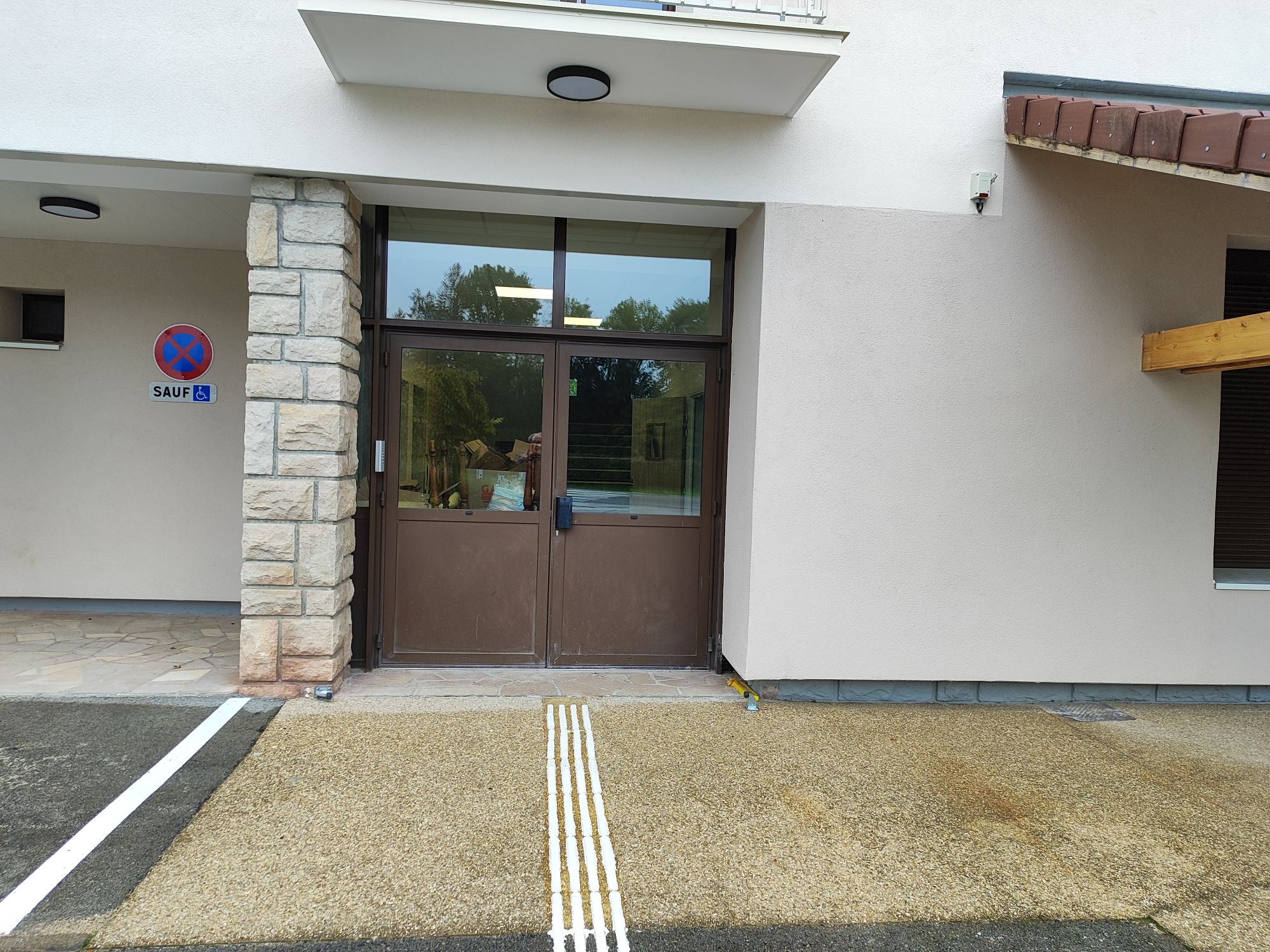 20251102141550_Entr_e_H_bergement_Relais_du_Lac_2000x1500