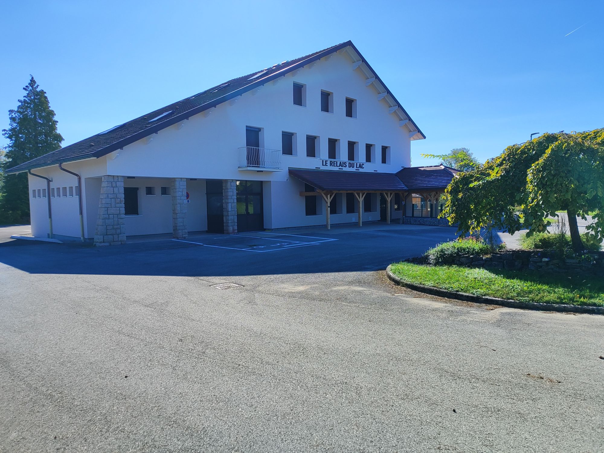 20251102141602_Ext_rieur_Relais_du_Lac_Nord_Ouest_2000x1500