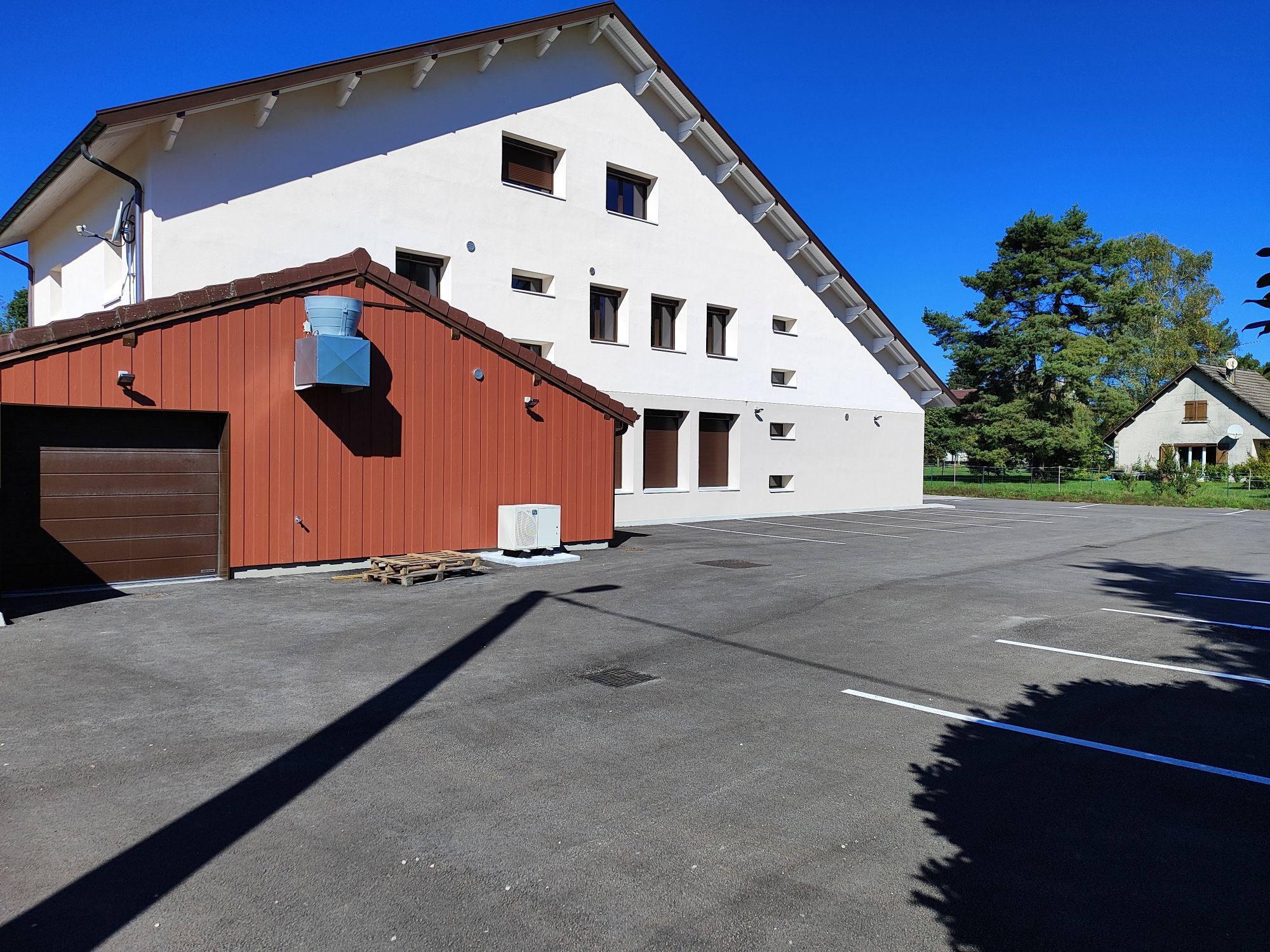 20251102141613_Ext_rieur_vue_arri_re_Relais_du_Lac_2000x1500