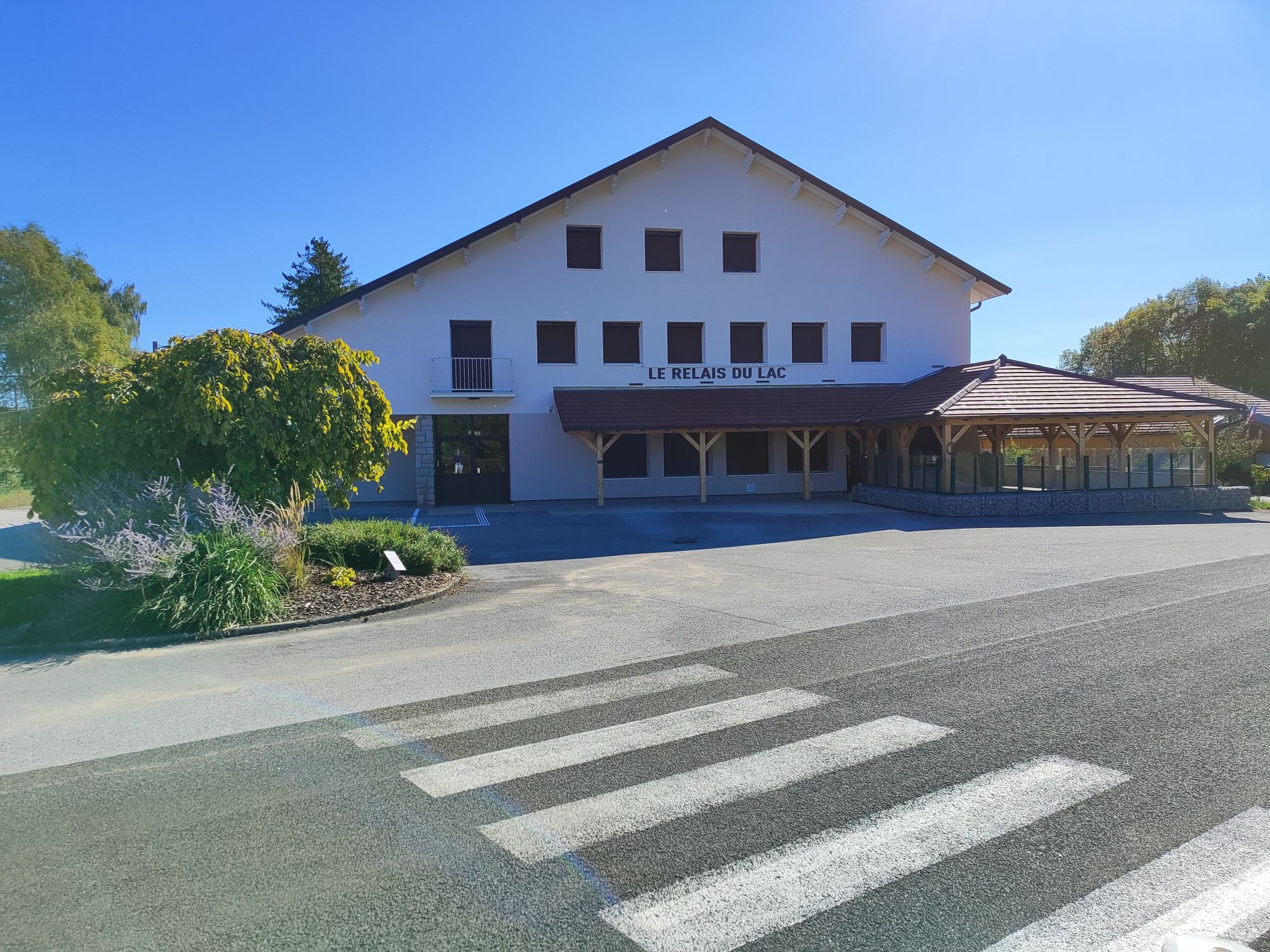 20251102141623_Ext_rieur_Relais_du_Lac_Ouest_2000x1500